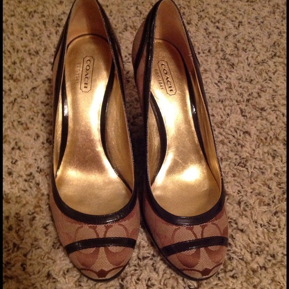 SOLD!!!!!!!Brown Signature wedges size 8
