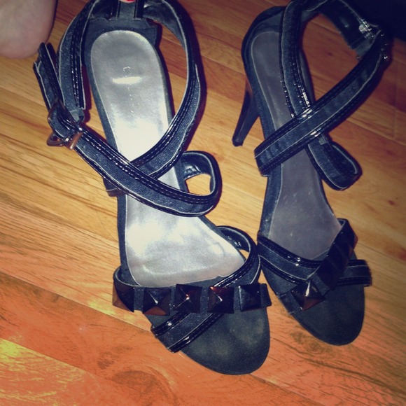 ❌bundled❌Sexy black studded strap heels! 👠😍
