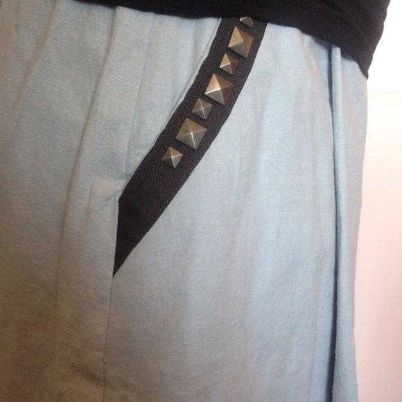 BCBG linen skirt with stud pocket detail - Picture 3 of 4