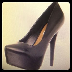Jessica Simpson black pumps