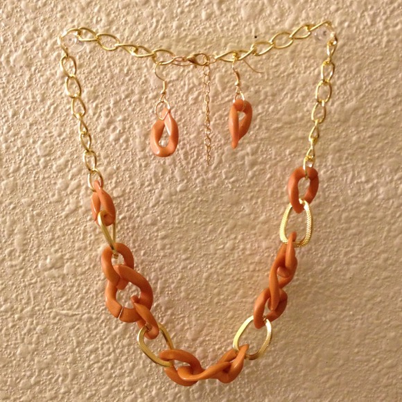 Caramel and gold link jewelry set.