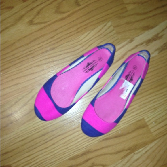 🚫Sold🚫Pink and navy blue flats!!