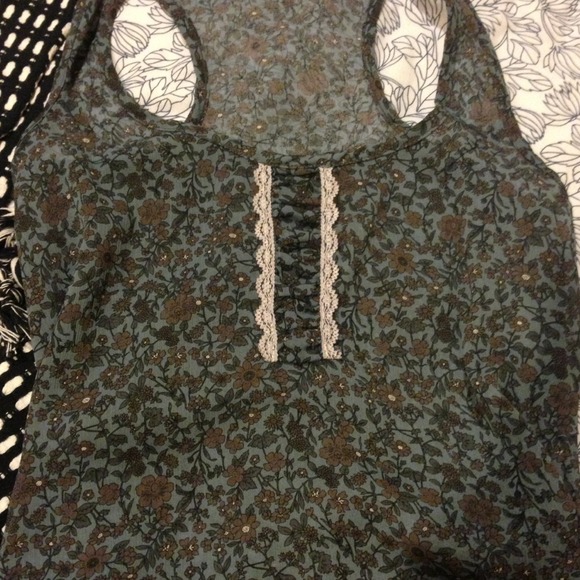 Sheer Floral top - Picture 2 of 3