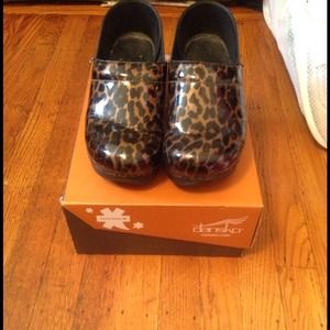 ✂Price cut✂ Dansko Clogs. Sz 40. Cheetah print