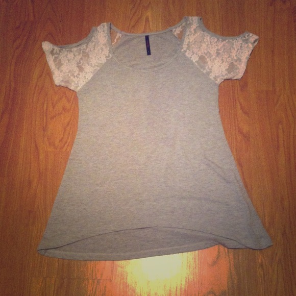 Shoulder cut-out shirt