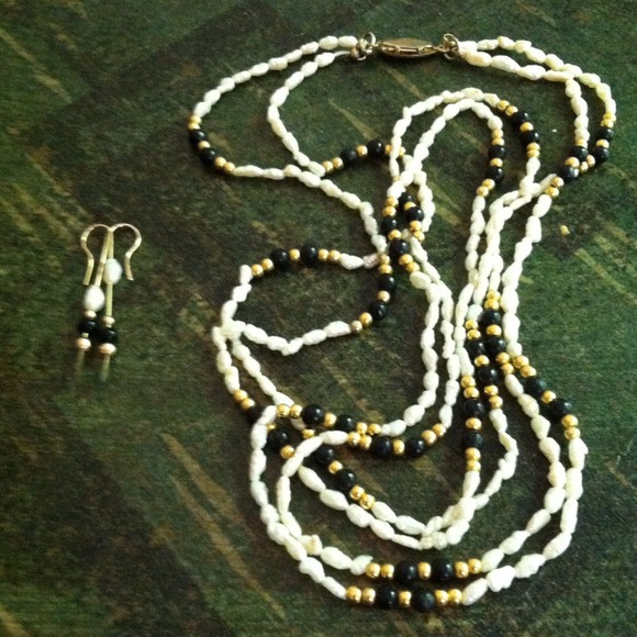 🎁Freshwater Pearl Necklace & matching Earrings! - Picture 2 of 2