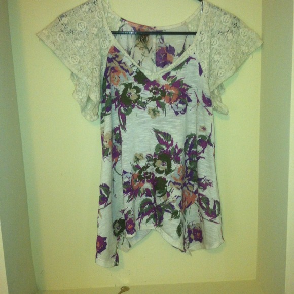 Cute shirt with lace sleeves