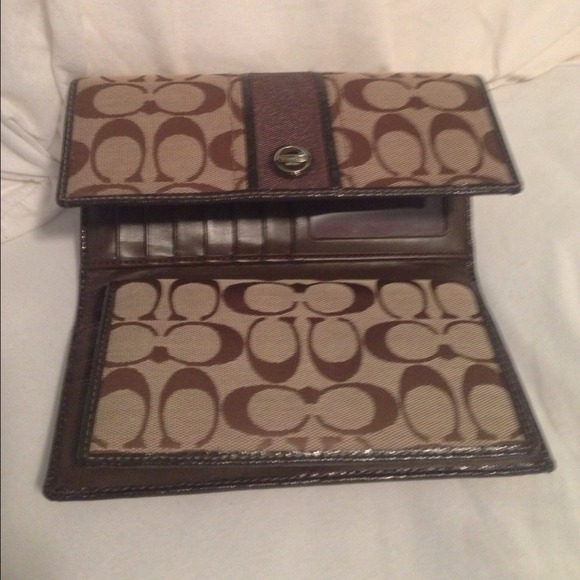 💯% authentic Coach Wallet - Picture 2 of 2