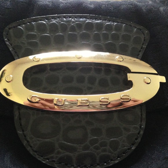 GUESS handbag 💯%authentic - Picture 2 of 4