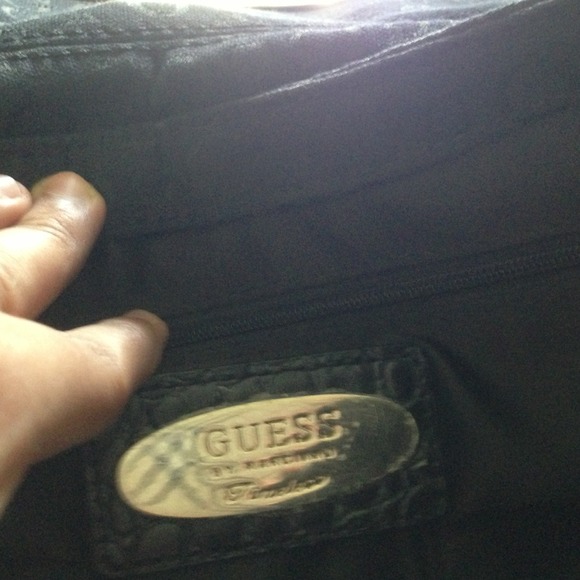 GUESS handbag 💯%authentic - Picture 3 of 4