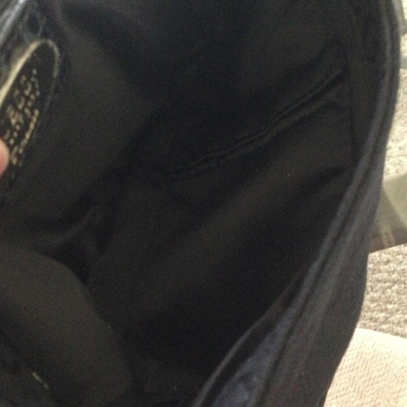 GUESS handbag 💯%authentic - Picture 4 of 4