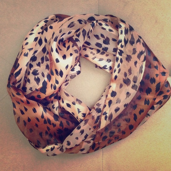 Vintage Accessories - 🎉Host Pick🎉Silky Leopard Scarf