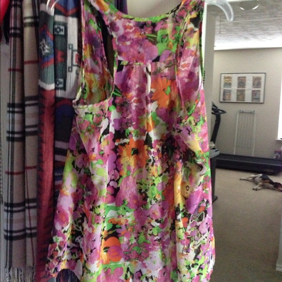 Adorable floaral top! - Picture 3 of 3