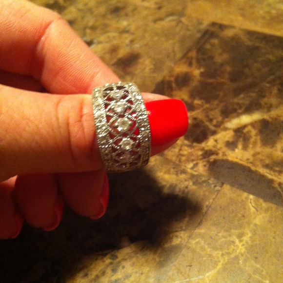 A beautiful ring - Picture 1 of 1