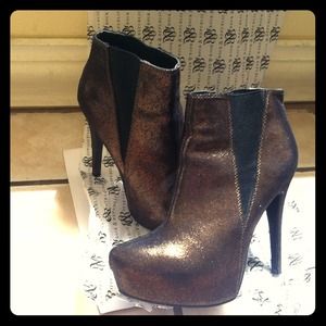 Rock & Republic short brown boots.