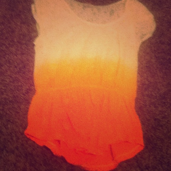 tee that starts light yellow to orange!