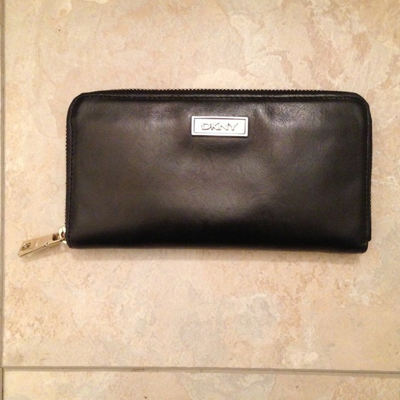 💥REDUCED💥Authentic DKNY Black Zippy Wallet