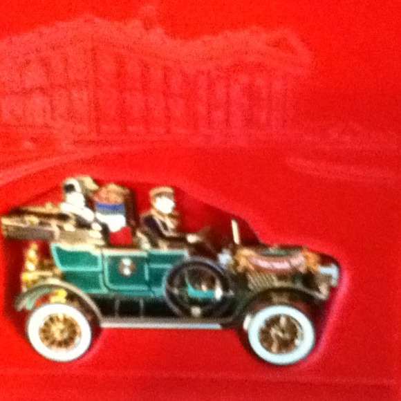 The White House historical association ornament (s