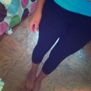 SUPER cute Capri yoga pants