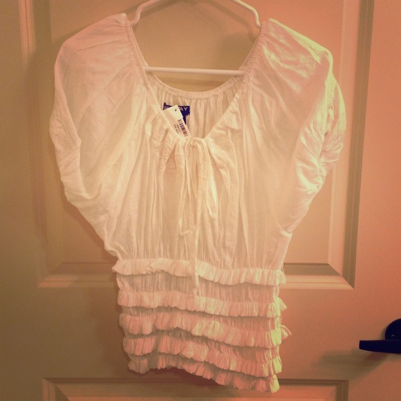 REDUCED!!  NWT ruffle and stitching detail! - Picture 1 of 3