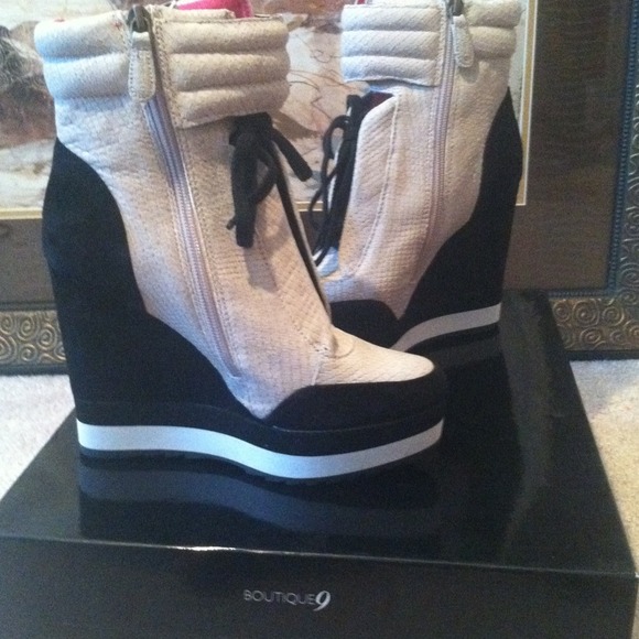 Wedged sneaker/boots