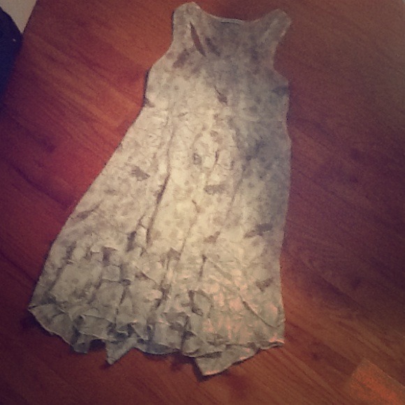 A light floral dress - Picture 1 of 4
