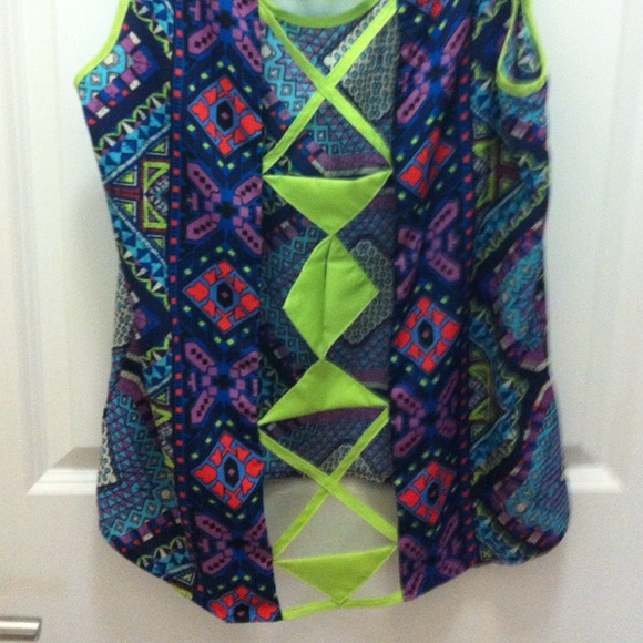 Sexy&colorful tribal print tank top with open back - Picture 3 of 4