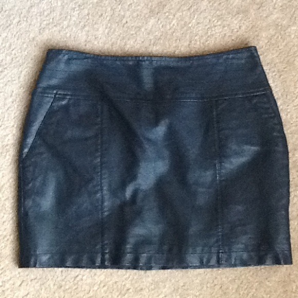 ❌SOLD (offline)❌Faux leather skirt with pockets