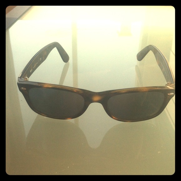 Ray Ban Wayfarer tortoise frame