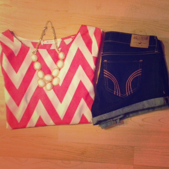 SOLD!✋✋Pink chevron top :)