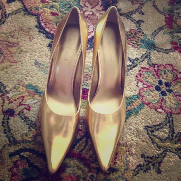 Gold Nine West pointed heels