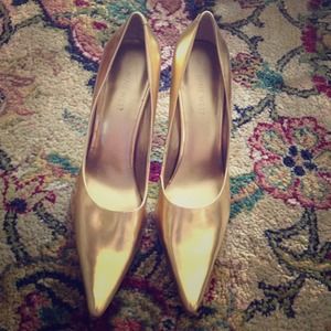 Gold Nine West pointed heels