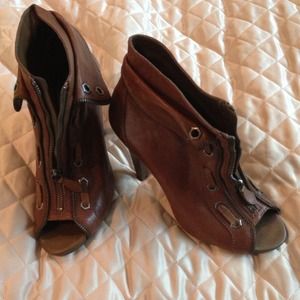 🔴50%off🔴Gianni Bini HOT leather ankle boots.