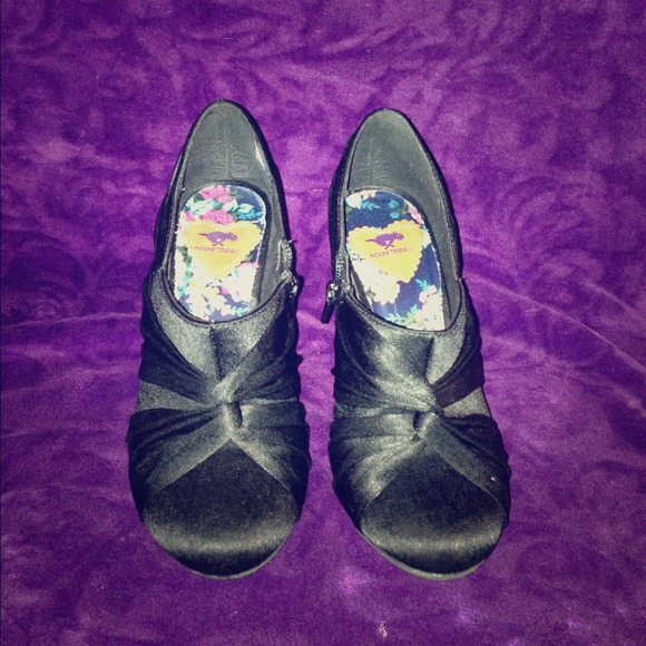 Black low ankle boots