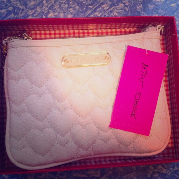 🔴TRADED🔴NWT Betsy Johnson White Wristlet!