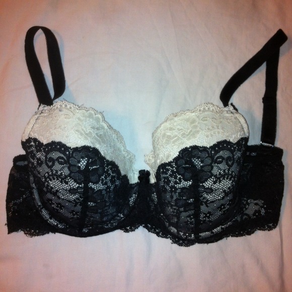 **Bundled***VICTORIA SECRET BLACK AND 💋