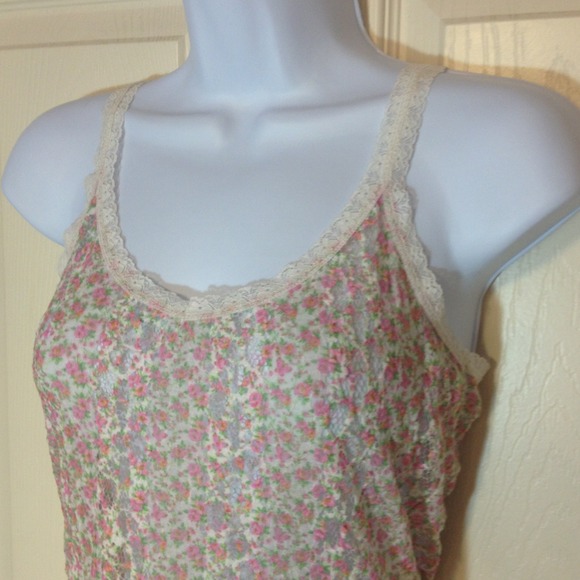 Wet seal flower and lace tank