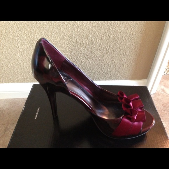 ❗️❗️SOLD❗️❗️Carlos  Santana Heels - Picture 2 of 4