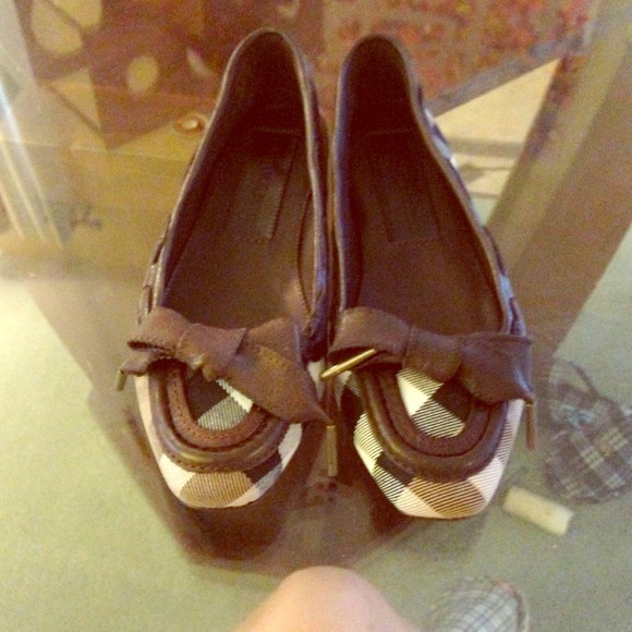 Burberry flat shoes