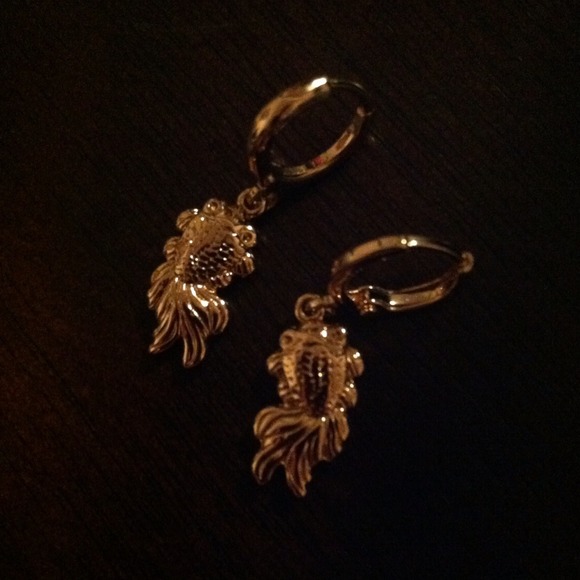 🚫Bundled🚫9K Rose Gold Filled Gold Fish Earrings - Picture 2 of 2