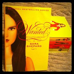 Reserved for shortstuff -Pretty little liars books