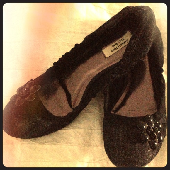 Vera Wang Black Flats