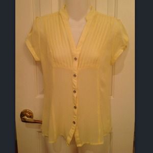 ** REDUCED 💰** Pale yellow chifon blouse