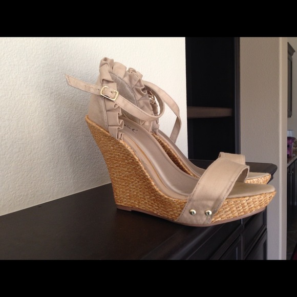 ❗️❗️SOLD❗️❗️Khaki Wedges - Picture 2 of 3