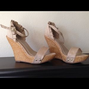 ❌❌❌SOLD❌❌❌ in bundle khaki color wedges