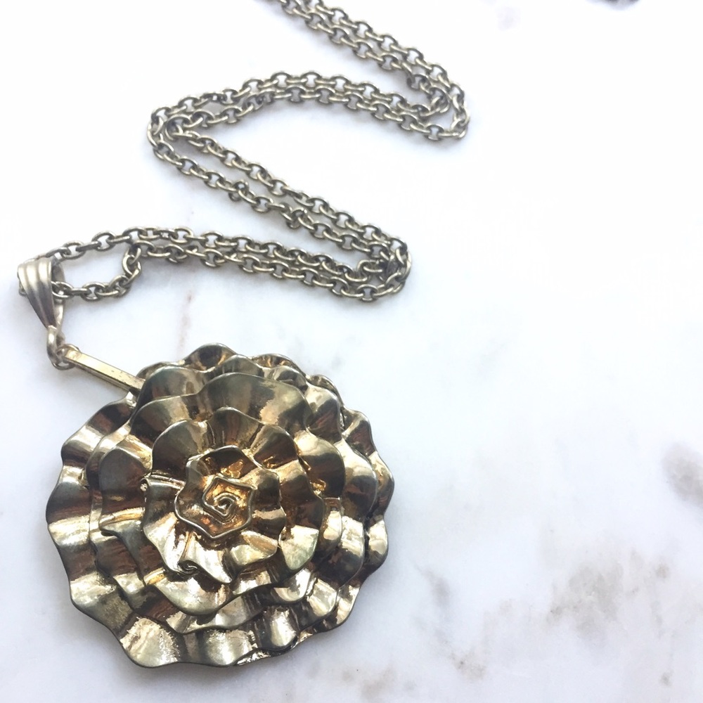 Forever 21 Gold Flower Pendant - Picture 1 of 4