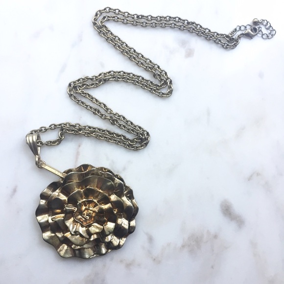 Forever 21 Gold Flower Pendant - Picture 2 of 4