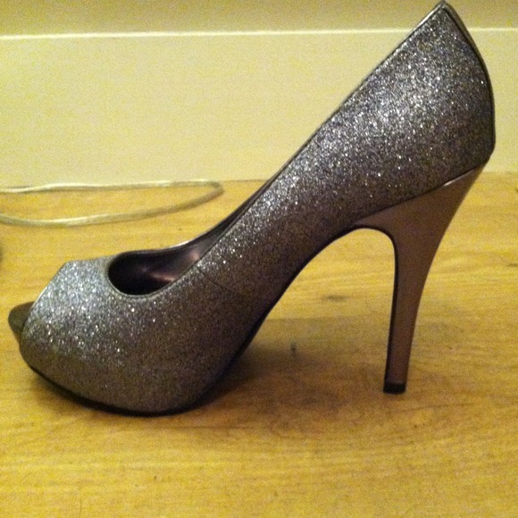 Heels - Picture 2 of 3