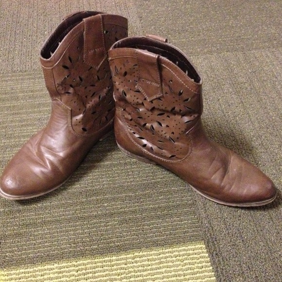 Adorable cutout cowgirl boots!