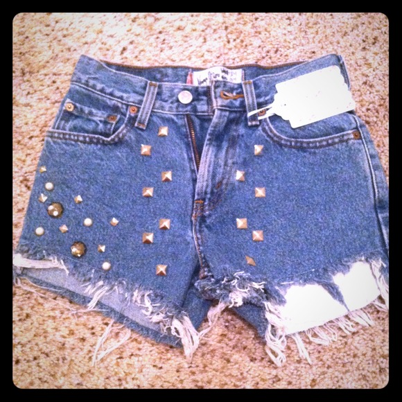 NWT LEVI HIGH WAISTED STUDDED SHORTS